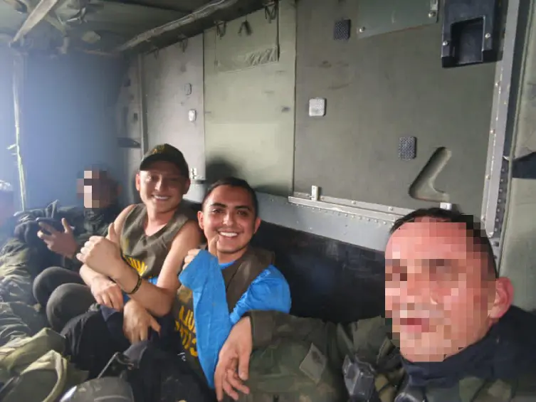 Miguel Ayala y Nicolás Pantoja, su mánager, en el momento de su rescate. FOTO: Cortesía Ministerio de Defensa