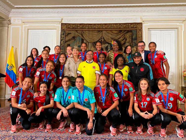 El presidente Gustavo Petro con las integrantes de la Selección Colombia sub-17, subcampeona mundial. FOTO: PRESIDENCIA