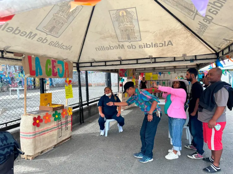 La jornada incluyó el Pasaje de Flores, concursos de silletas con material reciclable, trovas, danza, creación de fondas, autos creativos, torneos deportivos, cine y juegos. FOTO Cortesía Alcaldía de Medellín