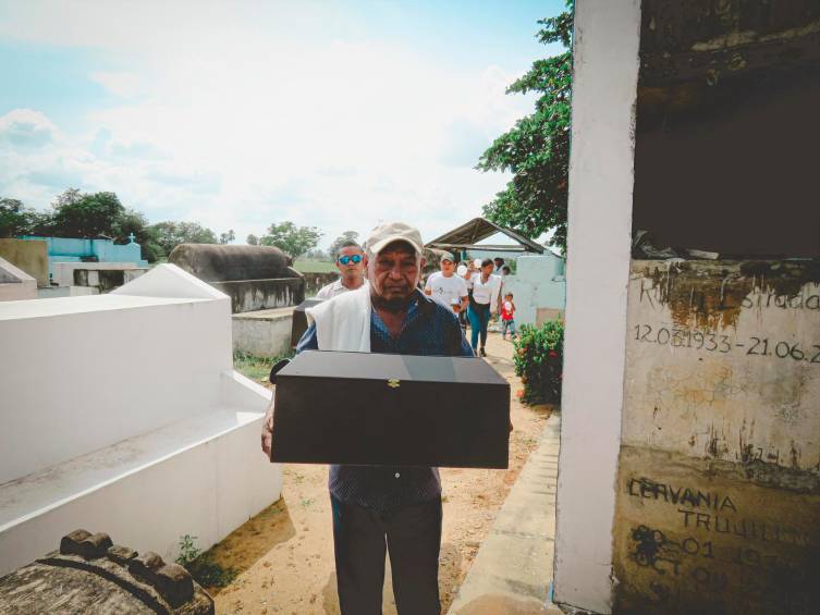 Rober, el hermano de Héctor, Luis y Rafael, llevó los restos óseos al cementerio en el que permanecerán en una tumba digna. FOTO: Cortesía CICR. 