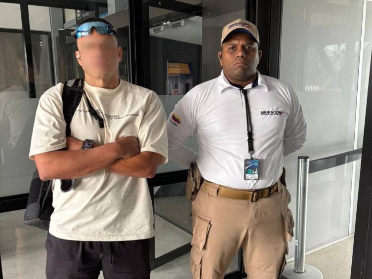 El viajero llegó procedente de Estados Unidos en un vuelo de la aerolínea Spirit Airlines. Las autoridades detectaron que tenía antecedentes en hechos que vulneran la integridad de los menores. FOTO: Cortesía Migración Colombia