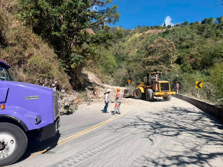 En algunos de los tramos afectados ya hay maquinaria amarilla retirarlos los restos del derrumbe. FOTO: CORTESÍA DE POLICÍA.