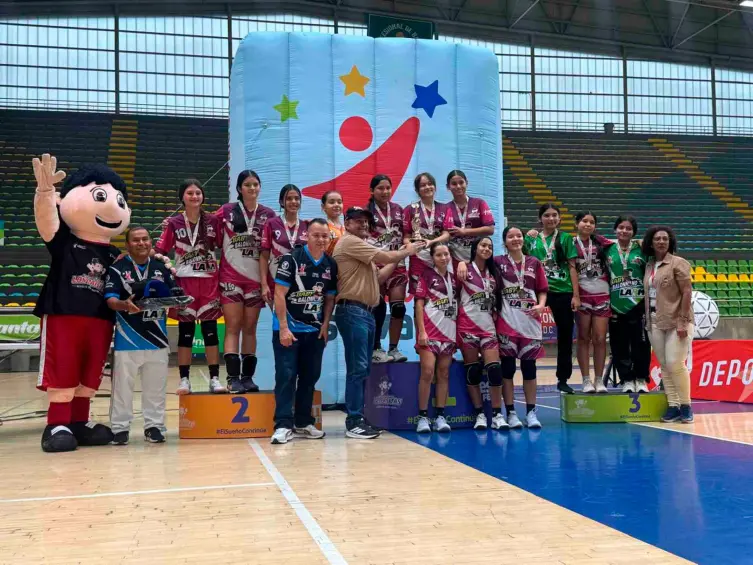 Las jugadoras de Sardinata celebran su título en el Babybalonmano del Festival de Festivales. FOTO CORTESÍA