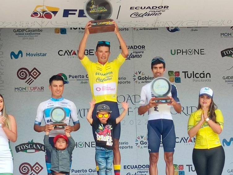 El colombiano Róbinson Chalapud en el podio con la camiseta de campeón. FOTO CORTESÍA