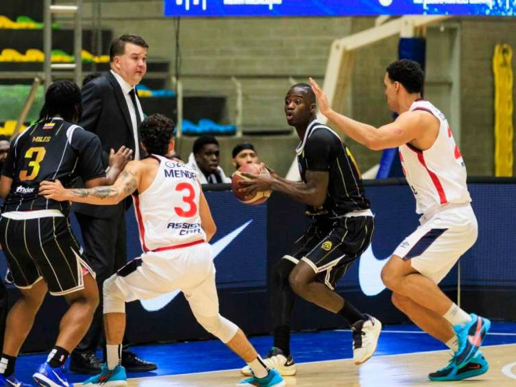 Kevin Mickel con el balón en la mano, durante el duelo entre Paisas y Nacional de Uruguay en el Iván de Bedout, por la primera jornada de la serie de cuartos de final de la BCL. FOTO CAMILO SUÁREZ 