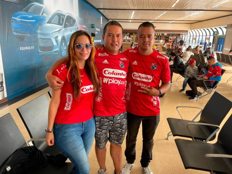 Los hinchas del Poderoso llegaron muy temprano al aeropuerto José María Cordova para viajar a Pereira y acompañar al equipo en la final. FOTO JAIDER ESCOBAR