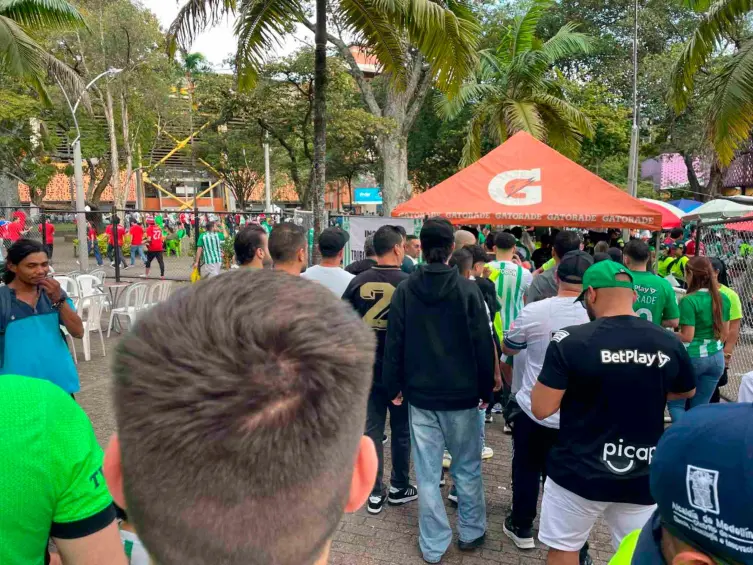 Los aficionados de Atlético Nacional y DIM llegaron en gran cantidad al Atanasio Girardot para disfrutar la final de la Copa Betplay. FOTO MANUEL SALDARRIAGA