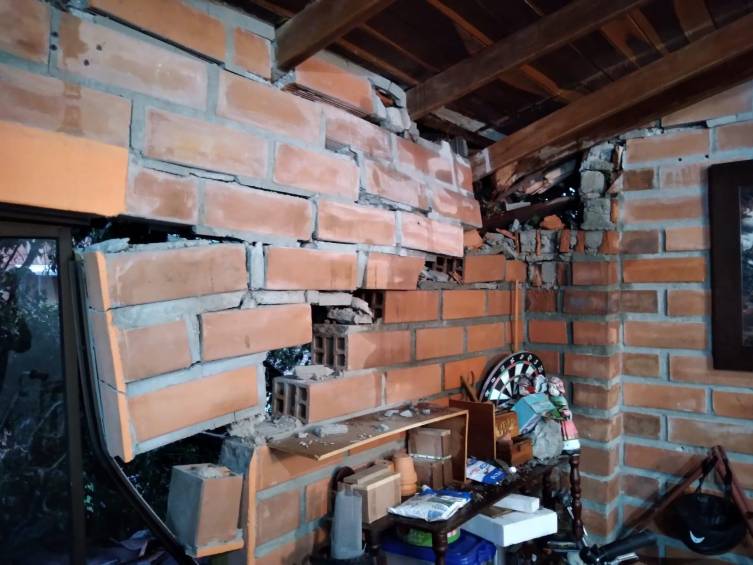 Estos son parte de los daños ocasionados por el árbol en la casa de los Yepes. FOTO: CORTESÍA