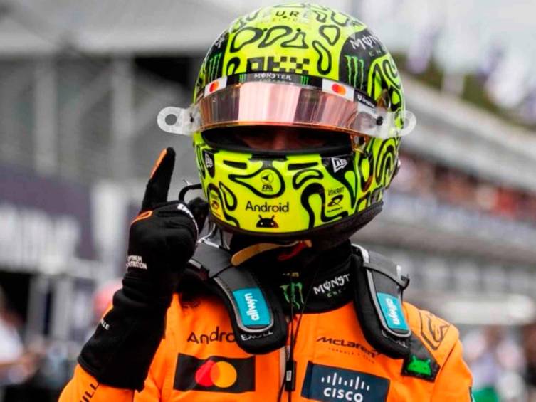 El piloto britanico Lando Norris de la escudería McLaren-Mercedes celebra la victoria en el Gran Premio de Australia. FOTO: Tomada de X @elmejordelresto