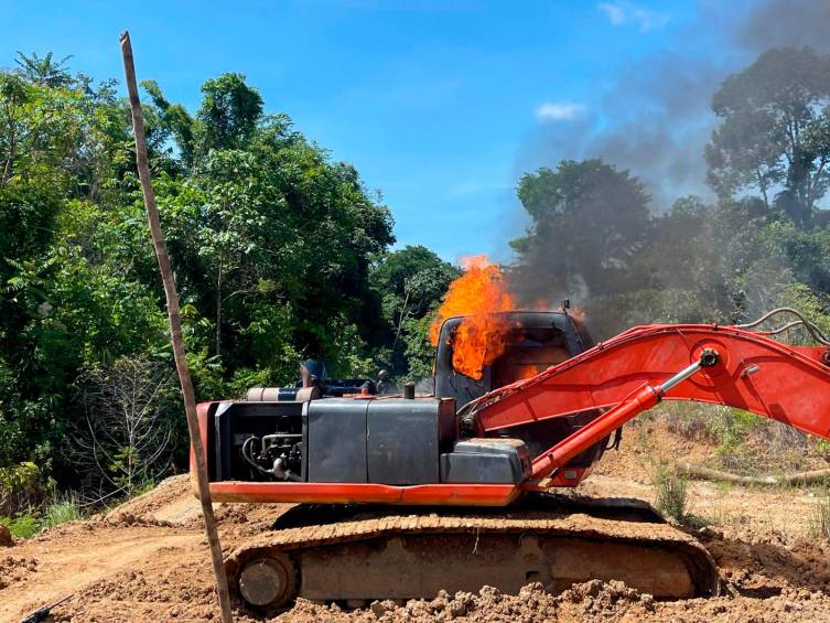 Video | Destruyen y decomisan maquinaria, oro y mercurio de minería ilegal en 7 municipios de Antioquia