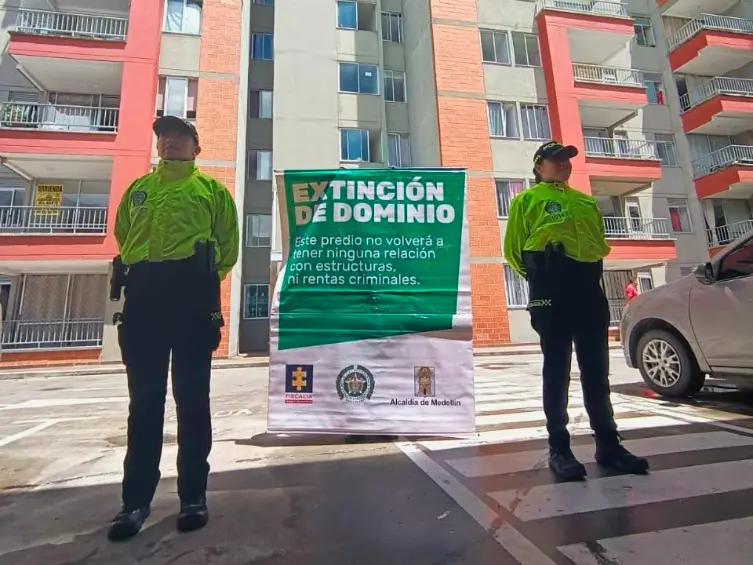 Dos camiones, un tráiler, inmuebles y motos: aplican extinción de dominio a millonarios bienes de la banda Los Triana en Medellín