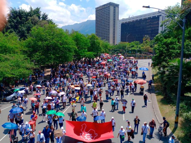 A la manifestación asisten al menos 700 personas. FOTO MANUEL SALDARRIAGA