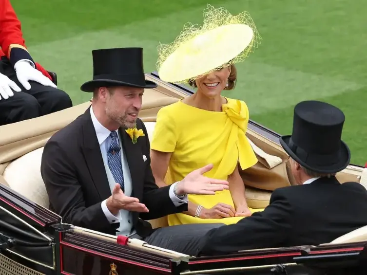 Kate Middleton regresó este miércoles a Royal Ascot junto al príncipe Guillermo en Berkshire. FOTO: Getty Images.