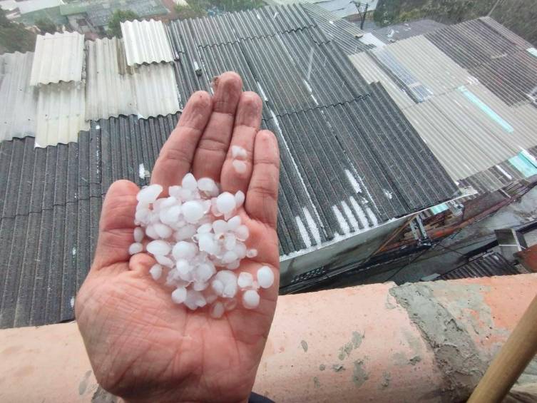 Algunos ciudadanos reportaron la granizada sobre sus tejados y vehíclos. FOTO FACEBOOK Andrés Betancur