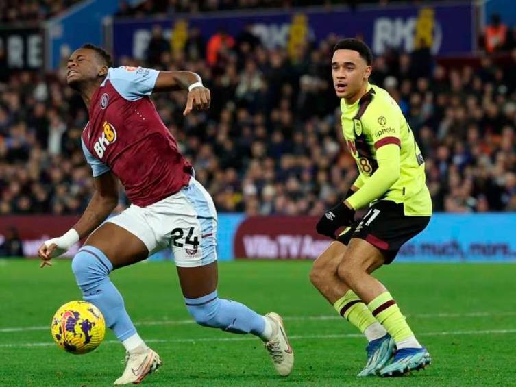 Este es el momento en el que el colombiano recibió la falta que se convirtió en lanzamiento de tiro penal, y luego se convirtió en gol para la victoria. FOTO AFP