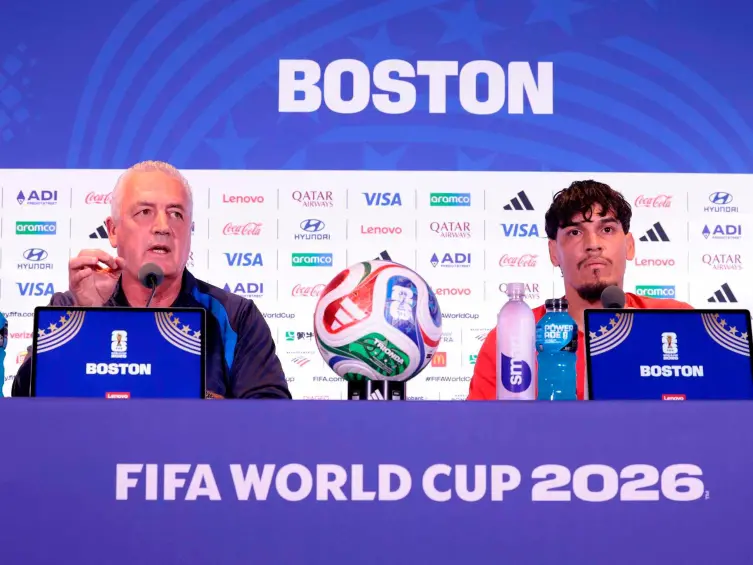 El técnico argentino Gustavo Alfaro en la rueda de prensa previa al duelo ante Alemania, que se disputará este lunes, a las 3:30 de la tarde, hora de Colombia. FOTO TOMADA X@Albirroja