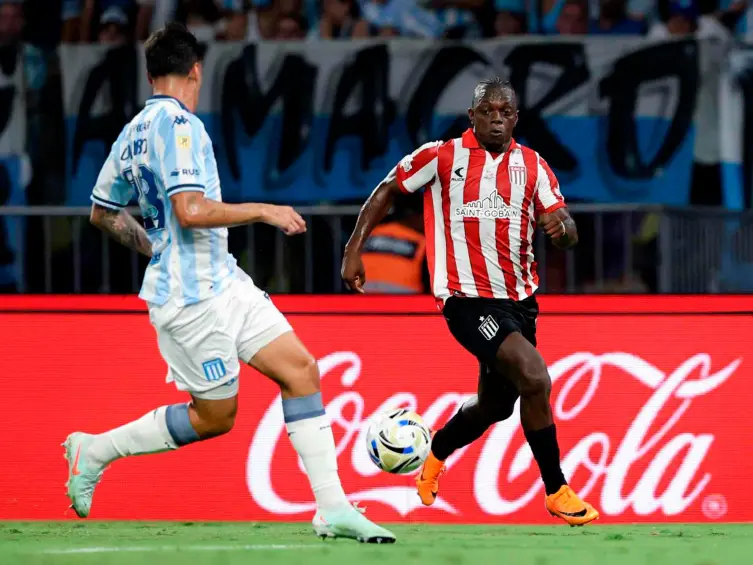 Edwuin Cetré campeón con Estudiantes de la Plata en el fútbol argentino. El colombiano ganó el pulso de cafeteros sobre Duván Vergara de Racing. FOTO TOMADA X@EdelpOficial