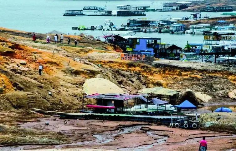 Así llegó a lucir el embalse de Guatapé en las sequías de 2021 y 2024; muchos turistas dejaron de ir. FOTO Julio César Herrera. 