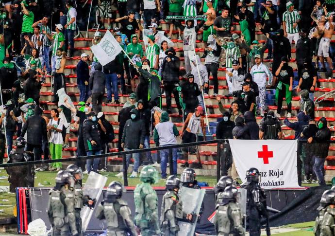 En caos terminaron las protestas de los hinchas de la barra Los del Sur, de Atlético Nacional. FOTO: Jaime Pérez