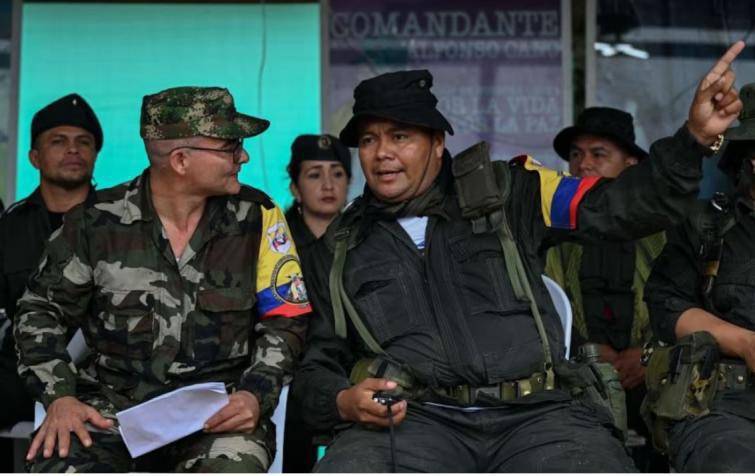 Aunque “Iván Mordisco” (izquierda) y “Calarcá” son enemigos, los frentes que regentan ejercen estrategias de control social a las comunidades muy similares. FOTO: ARCHIVO.