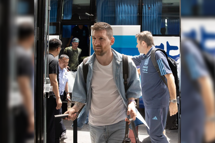 Lionel Messi estuvo detenido varias horas en el aeropuerto de Pekín, en China. FOTO: Instagram @afaseleccion