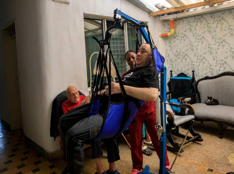 La grúa, cuyo costo fue de $5 millones, pudo adquirirse gracias a una recolecta que hizo la Fundación Un Viejo Favor. FOTO Camilo Suárez