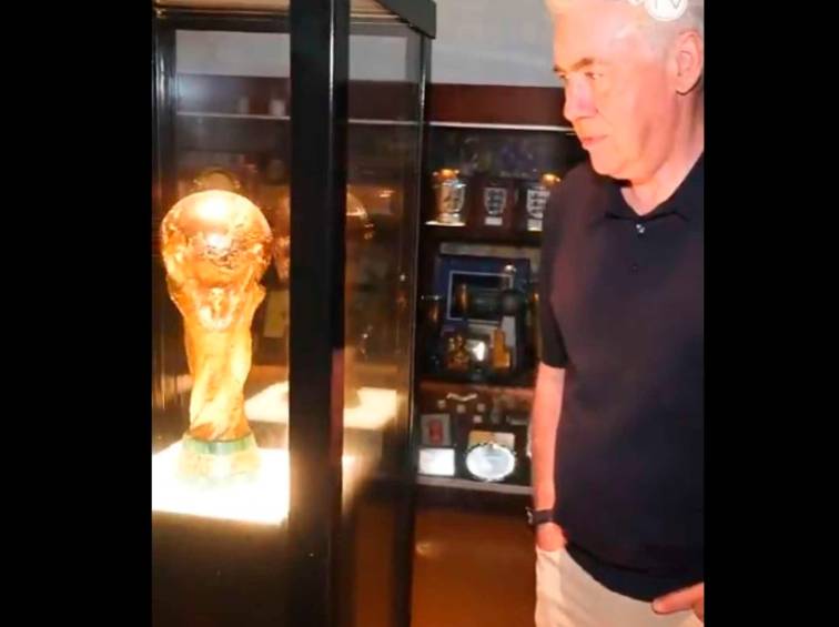 El técnico Carlo Ancelotti recorrió las oficinas y el museo de la CBF (Confederación Brasileña de Fútbol), la copa del Mundo, lo dejó deslumbrado. FOTO PANTALLAZO 