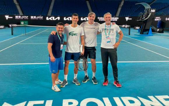 El tenista serbio se mostró complacido por el fallo de un tribunal que le permite permanecer en Australia, aunque todavía su caso no está cerrado por parte del Gobierno de ese país. FOTO: TOMADA DE @DJOKERNOLE