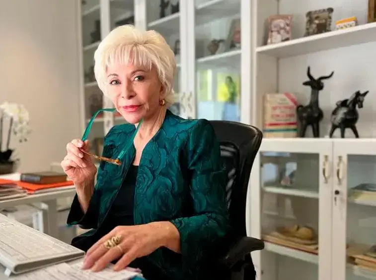 Isabel Allende, la reconocida escritora de <i>La casa de los espíritus</i> (1982) y <i>Paula</i> (1994). Foto: redes sociales