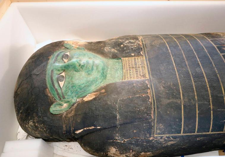 El sarcófago verde pasa 500 kilogramos y la tapa mide 2,94 metros de largo y 0,95 de ancho. Es un valioso hallazgo arqueológico. FOTO: EFE