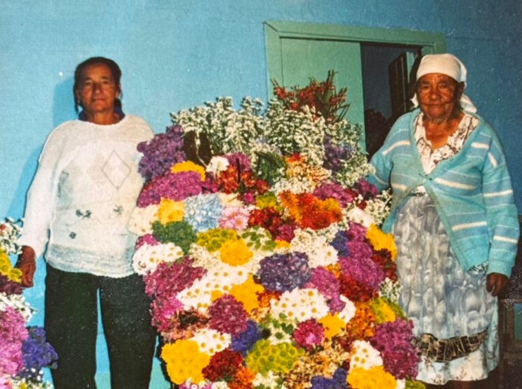 Hersilia Grisales, junto a su madre, Isabel Atehortúa, dos pioneras del tradicional Desfile de Silleteros. Foto: archivo familiar.