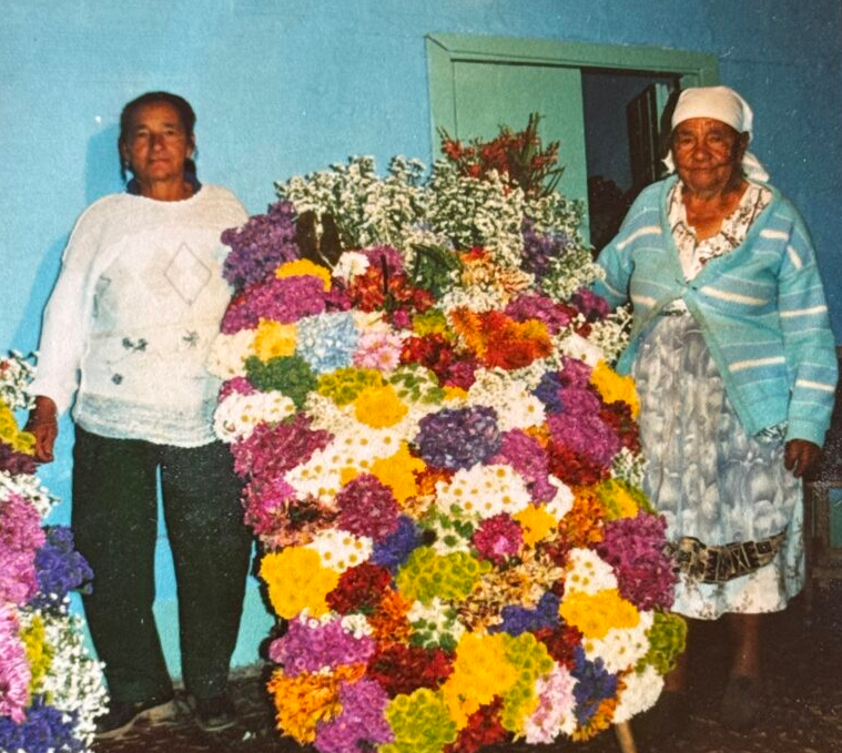 Hersilia Grisales, junto a su madre, Isabel Atehortúa, dos pioneras del tradicional Desfile de Silleteros. Foto: archivo familiar.