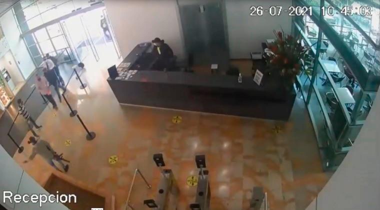 En la recepción del edificio, un hombre de civil que portaba un fusil dirigía a los demás asaltantes. CORTESÍA.