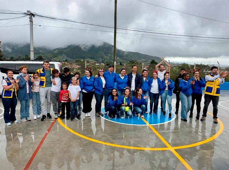 La placa deportiva de la vereda Betania, en El Carmen de Viboral, hoy es un espacio renovado gracias a la solidaridad. FOTO: Cortesía