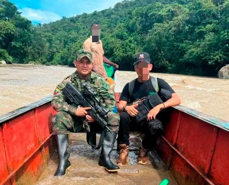 Alias Kevin (de camuflado) llevaba 16 años al servicio de los grupos armados ilegales. FOTO CORTESÍA 