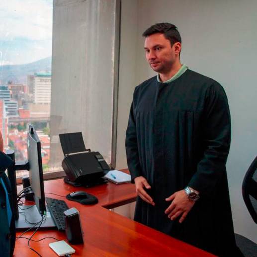 El alcalde (e) de Medellín, Óscar Hurtado, se posesionó en la mañana de este domingo como alcalde de Medellín, a la espera de la designación de un mandatario en propiedad. FOTO: CORTESÍA ALCALDÍA DE MEDELLÍN