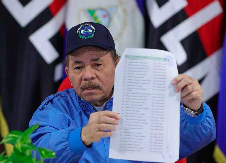 El presidente nicaragüense Daniel Ortega expone la lista de presos liberados y enviados a Estados Unidos. FOTO: EFE
