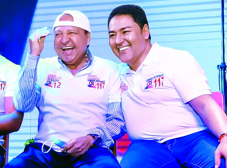 Cadavid (der) hizo campaña política con William Ortega (centro). También ha tenido un vínculo estrecho con Luis Pérez, quien lo nombro funcionario cuando fue gobernador. FOTO: redes sociales
