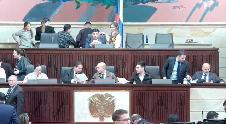La Cámara de Representantes debate el Presupuesto General de la Nación de 2027, que incluye propuestas para fijar metas de austeridad estatal y destinar $3,9 billones a los damnificados por el terremoto del 10 de agosto. FOTO tomada de YouTube