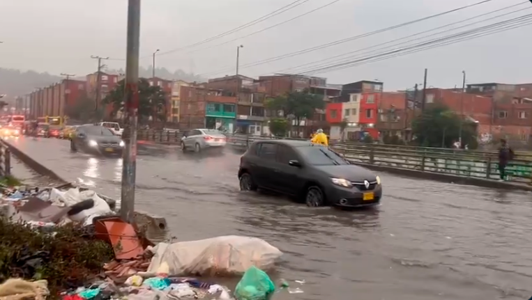 Así lucían algunas vías de Bogotá en medio del aguacero que cayó este miércoles 21 de marzo. FOTO: Captura de video