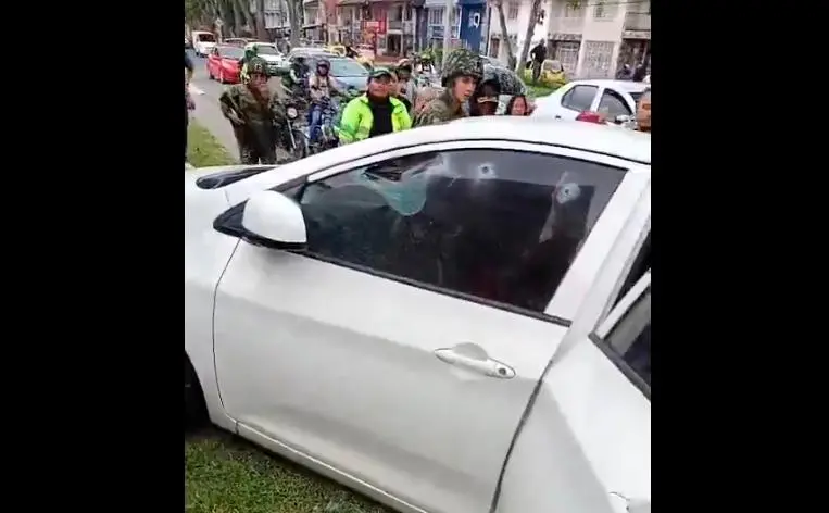 En este automóvil se transportaba el coronel Rafael Granados, cuando fue atacado por los sicarios, en Popayán. IMAGEN TOMADA DE VIDEO.