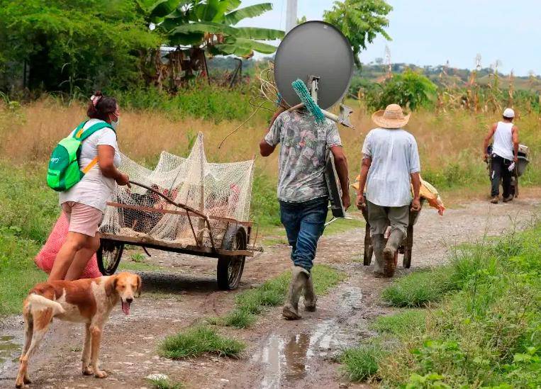Las personas han tenido que salir de sus tierras dejando todas sus pertenencias. FOTO JAIME PÉREZ