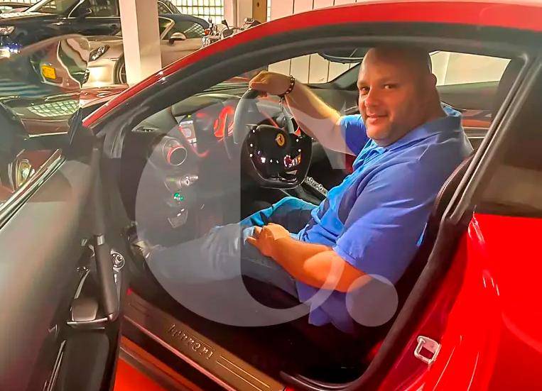 Miguel Quintero a bordo de un Ferrari que puede costar cerca de 1.500 millones de pesos. FOTO: CORTESÍA