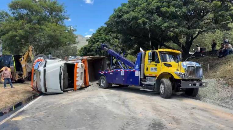 Así quedó la volqueta accidentada en la autopista Norte, en la entrada a Copacabana, situación que colapsó la movilidad hacia el norte metropolitano. Los automotores son desviados por la via a Machado. FOTO: CORTESÍA ALCALDÍA DE COPACABANA