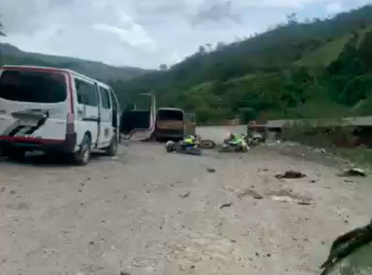 La caravana de particulares que estaba escoltando la Policía y Ejército rumbo a Urabá fue atacada este lunes después del mediodía en el sector Guadual de Cañasgordas. FOTO captura de video.