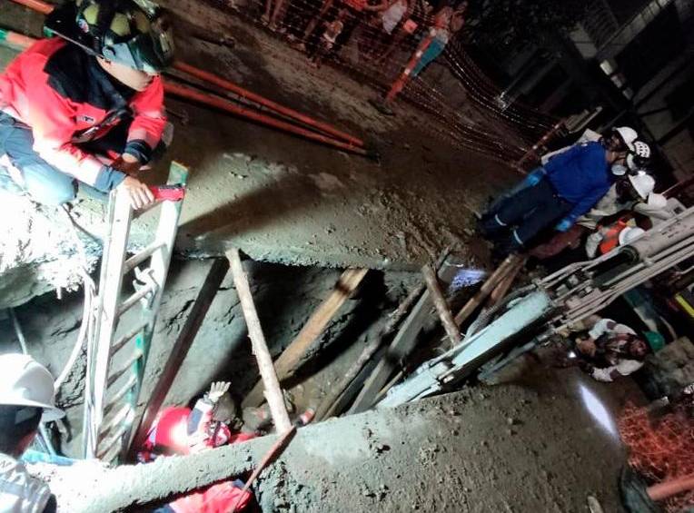 En este socavón del sector El Tapón, en el municipio de Bello, ocurrió el accidente de los dos contratistas de EPM. <b>FOTO: CORTESÍA.</b>