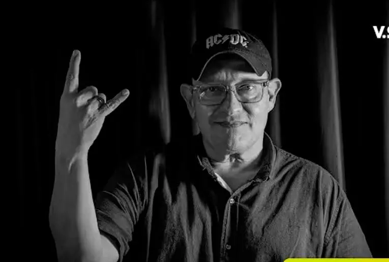 Después de años de trabajar en la radio musical comercial, el locutor Juan Kiss abrió una emisora virtual que tiene un repertorio más amplio y quiere que los jóvenes escuchen nuevas canciones. FOTO cortesía