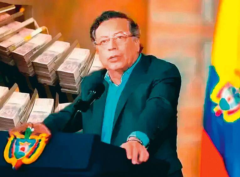 Durante su mandato, el presidente Gustavo Petro ha insistido en al menos dos ocasiones por establecer inversiones forzosas, principalmente, para el sector financiero. FOTO Colprensa 