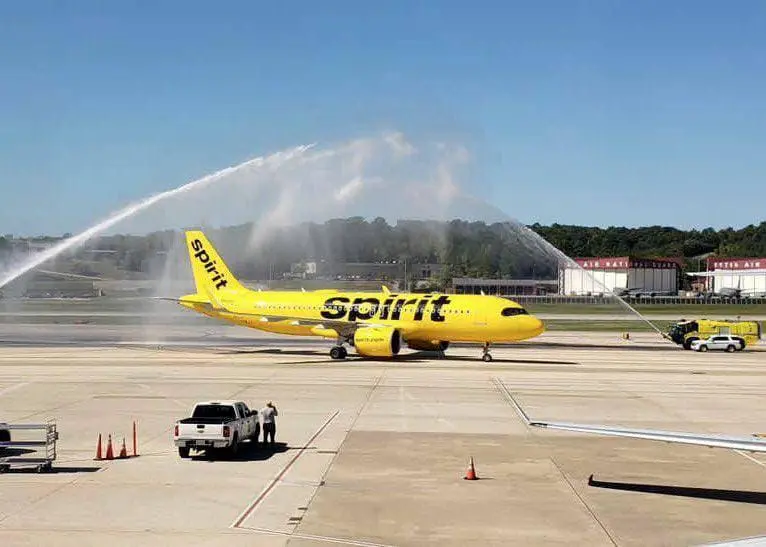 Viajeros afectados por el cierre de Spirit Airlines tuvieron que comprar nuevos tiquetes y pasar largas horas en aeropuertos tras la cancelación masiva de vuelos. FOTO: AFP. 