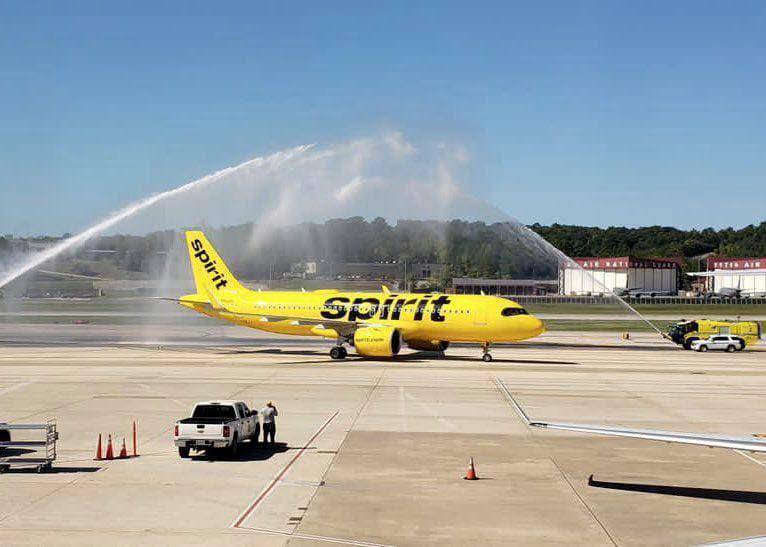 Viajeros afectados por el cierre de Spirit Airlines tuvieron que comprar nuevos tiquetes y pasar largas horas en aeropuertos tras la cancelación masiva de vuelos. FOTO: AFP. 